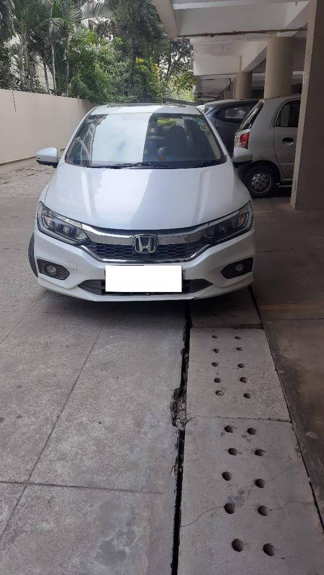 https://images10.gaadi.com/usedcar_image/4290827/original/394a7838924492f1dce5efbad3129604.jpg?imwidth=6402