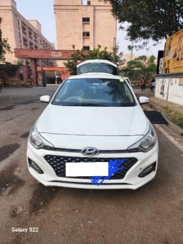 https://images10.gaadi.com/usedcar_image/4291223/original/processed_0af46f2a-8908-4c50-9a13-838bb1bdb678.jpg?imwidth=6402