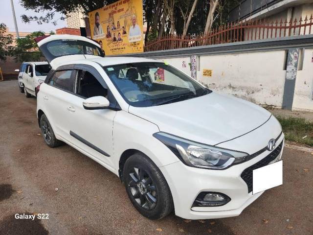 https://images10.gaadi.com/usedcar_image/4291223/original/processed_837a2d16-7621-4310-8962-b088ff5689e4.jpg?imwidth=6400