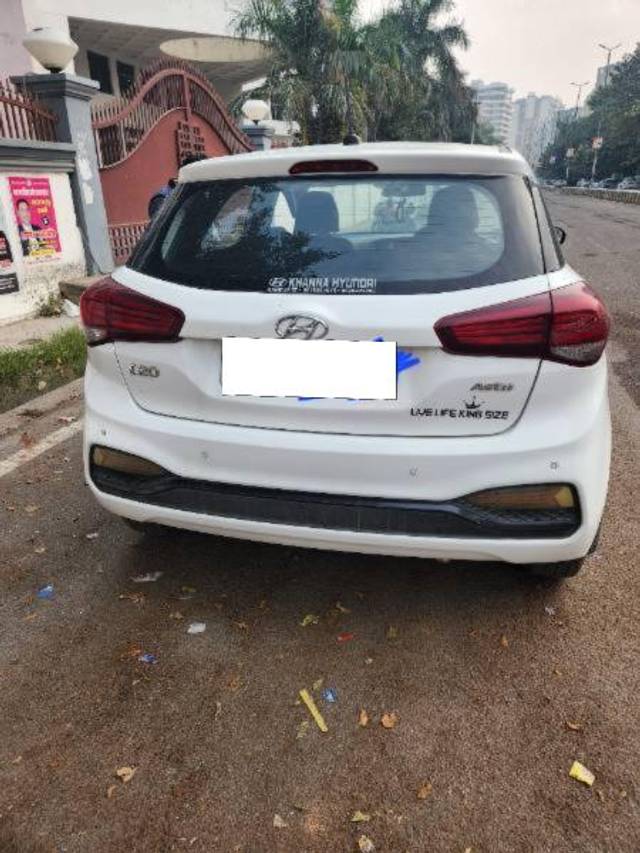 https://images10.gaadi.com/usedcar_image/4291223/original/processed_d375c538-cde8-4e52-ac98-3039030ef568.jpg?imwidth=6401