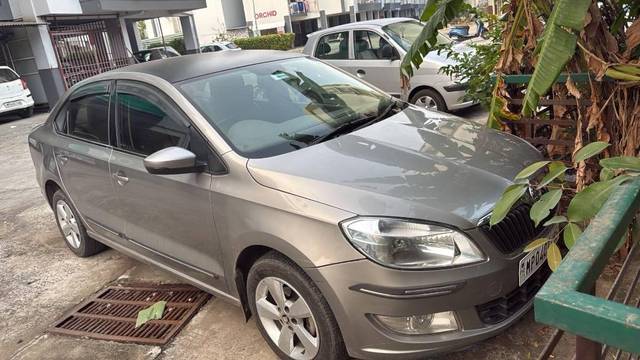 https://images10.gaadi.com/usedcar_image/4291475/original/processed_746cb4ed-1bf2-4dfa-ba55-588e77e594cf.jpg?imwidth=6400