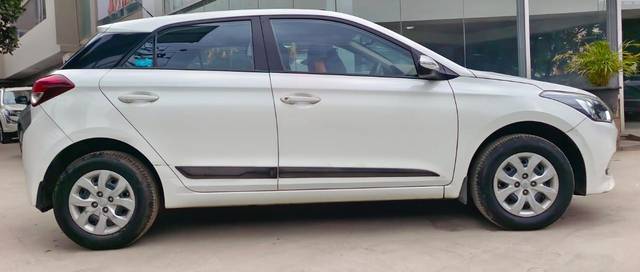 https://images10.gaadi.com/usedcar_image/4291623/original/c4332165d8585264f87469767815e629.jpeg?imwidth=6401