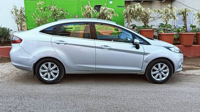 https://images10.gaadi.com/usedcar_image/4291764/original/processed_faa62706f7bba8fca3978ed03f2a24e1.jpg?imwidth=6401