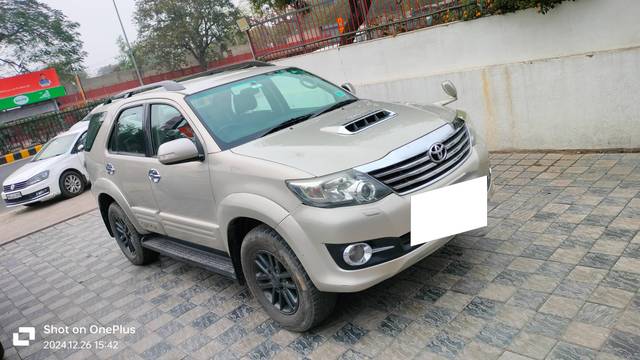 https://images10.gaadi.com/usedcar_image/4291902/original/processed_8ffbea3148cf8e3af86d976da75fe98f.jpg?imwidth=6400