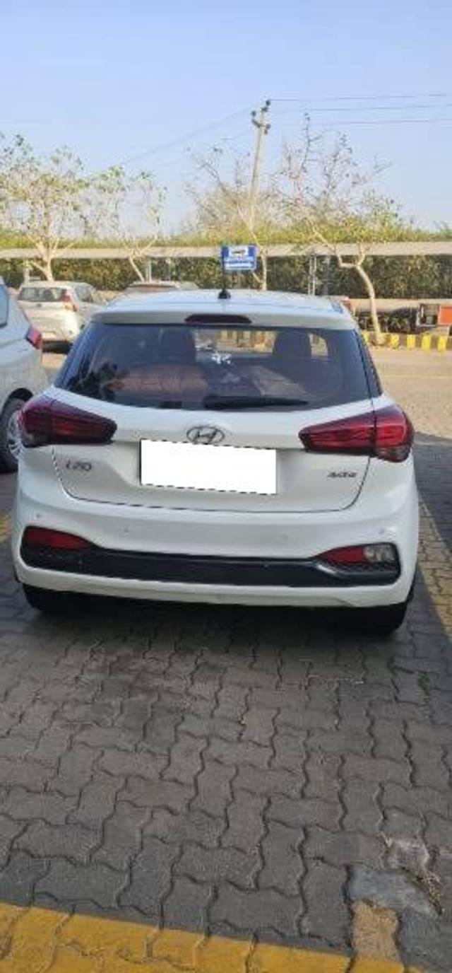 https://images10.gaadi.com/usedcar_image/4292294/original/processed_5f12e76b-dfb0-4d0b-807f-c61f40dc4e54.jpeg?imwidth=6402