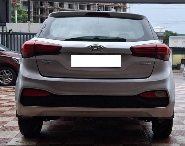 https://images10.gaadi.com/usedcar_image/4292684/original/processed_f25cad29f8bfa5ed42ca3744ad42a84a.jpg?imwidth=6402