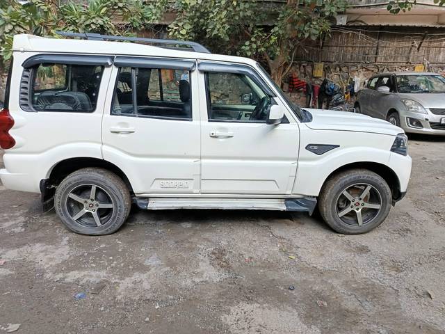 https://images10.gaadi.com/usedcar_image/4292817/original/processed_a735b01f167b467bce0ecd11fe3dc6db.jpg?imwidth=6401