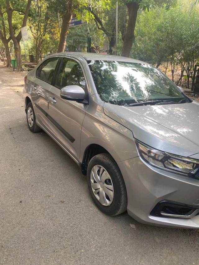 https://images10.gaadi.com/usedcar_image/4293151/original/processed_3054daf5cc2261fd5f9593e33b23a15c.jpg?imwidth=6400