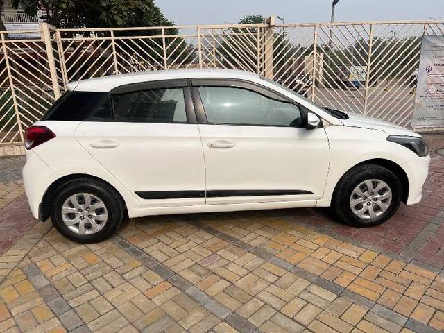 https://images10.gaadi.com/usedcar_image/4293172/original/9a18be26fca79881a05fce7959772484.jpg?imwidth=6402