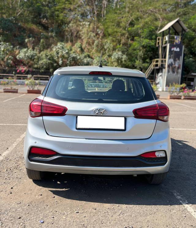 https://images10.gaadi.com/usedcar_image/4293566/original/processed_2379c4e114d7463ca1d161b580f314ed.jpg?imwidth=6402