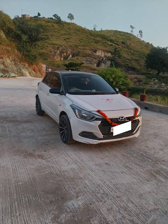 https://images10.gaadi.com/usedcar_image/4293643/original/b8ce042aa069090f64fabda8bc4d2943.jpg?imwidth=6402