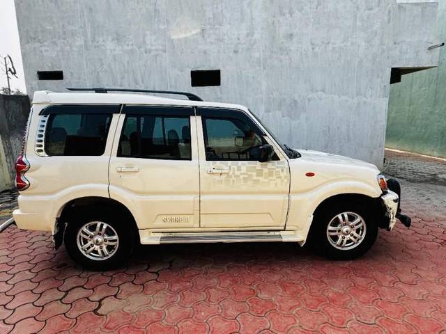 https://images10.gaadi.com/usedcar_image/4293807/original/processed_1836cb76-50b6-4cb9-a602-1fcbcad7d018.jpg?imwidth=6401