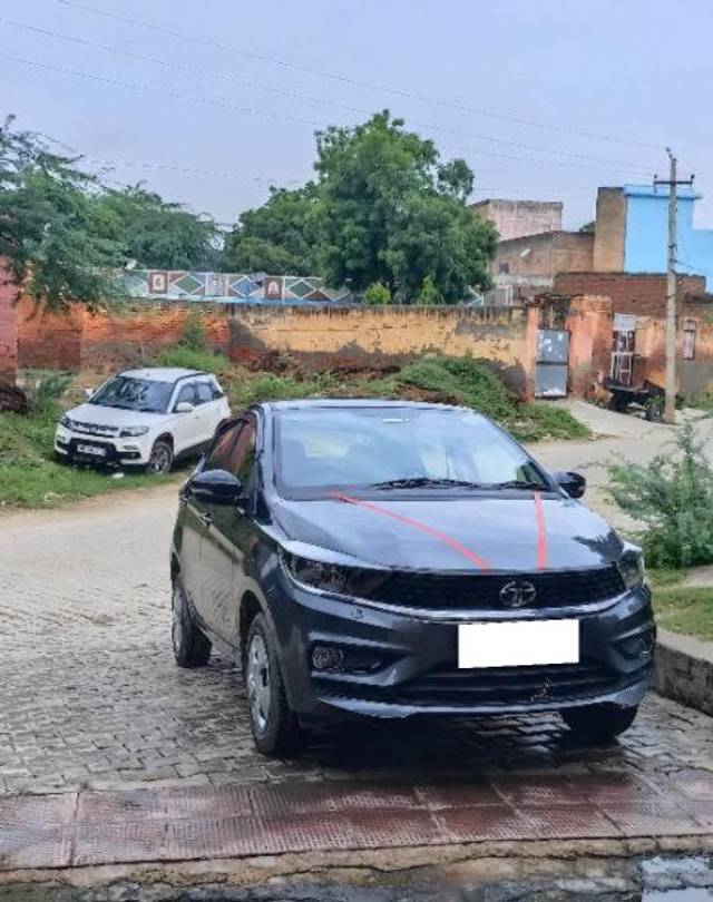 https://images10.gaadi.com/usedcar_image/4293967/original/processed_e098d356-d2ec-4465-bc4e-3783bb68ae2c.jpg?imwidth=6401