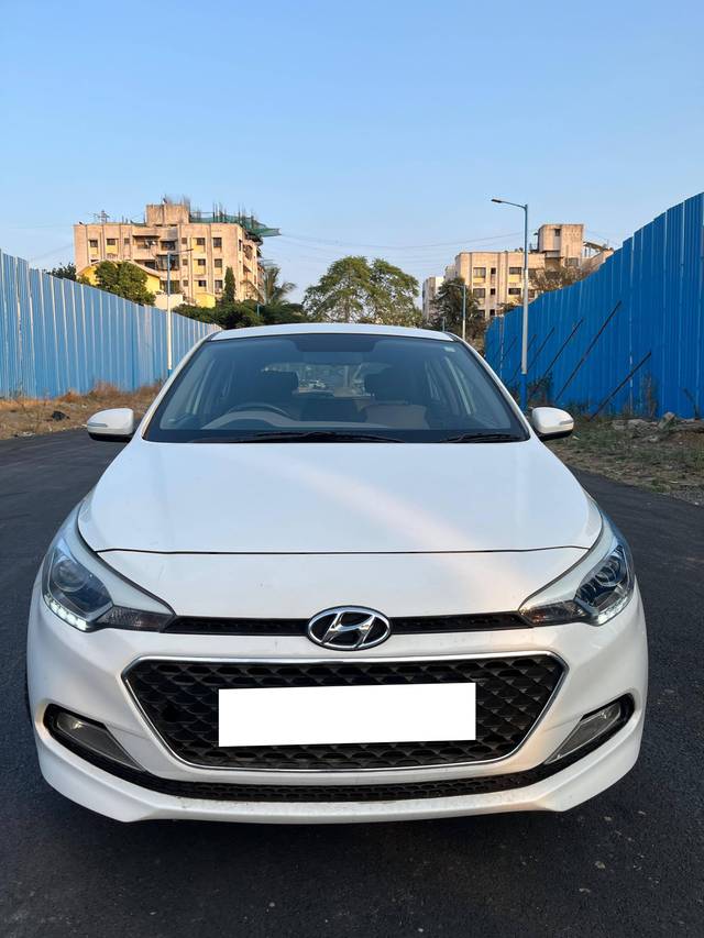 https://images10.gaadi.com/usedcar_image/4294325/original/processed_b850ca0e4e46cc2a26edd724cada3856.jpg?imwidth=6400