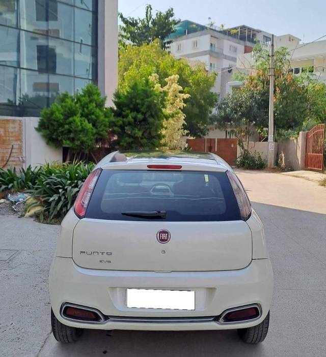 https://images10.gaadi.com/usedcar_image/4294542/original/processed_36fd59d4fb86e08e15e1c58d7f123e7a.jpeg?imwidth=6402