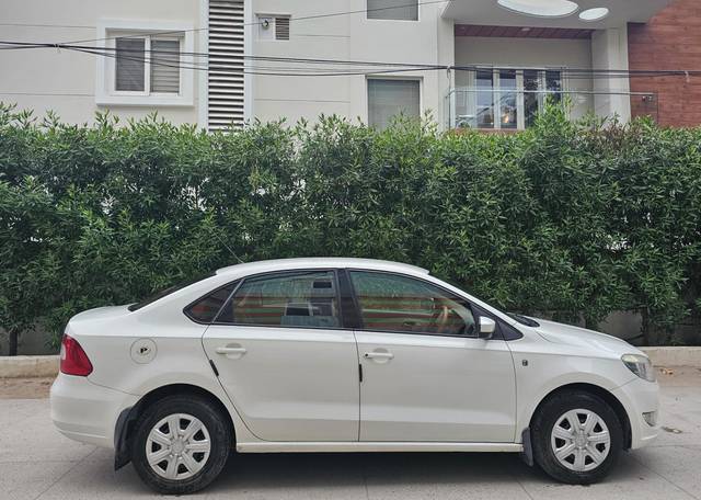 https://images10.gaadi.com/usedcar_image/4294739/original/b837d682cb2eb16de09d6dc0ae44c6f8.jpeg?imwidth=6401