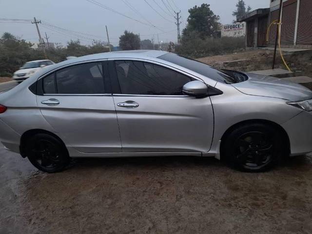 https://images10.gaadi.com/usedcar_image/4294841/original/processed_d8b899e2-dad2-4010-bfa7-1bfdf9c3f496.jpg?imwidth=6401