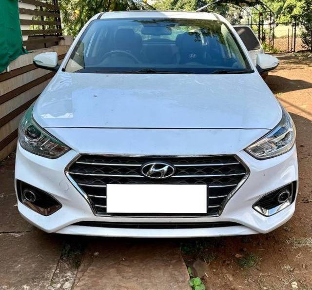 https://images10.gaadi.com/usedcar_image/4295003/original/processed_a14dfe27-529b-4d01-b16e-6e6365b0b031.jpg?imwidth=6401