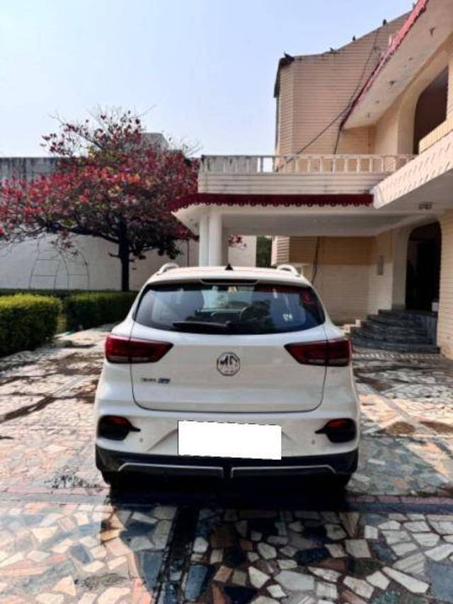 https://images10.gaadi.com/usedcar_image/4295027/original/be102fd639786d1ca88220c66a529e7b.jpg?imwidth=6401