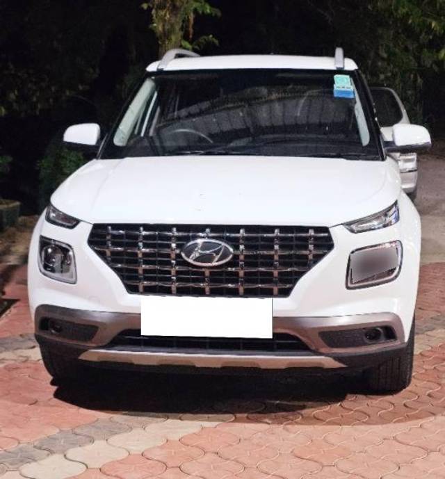 https://images10.gaadi.com/usedcar_image/4295077/original/processed_00532475-ffb0-4957-9cd0-12082f178ceb.jpg?imwidth=6402