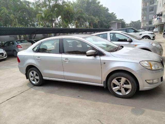 https://images10.gaadi.com/usedcar_image/4295112/original/processed_1d344550-4d44-4bd2-8636-e8bb652e7b32.jpeg?imwidth=6400