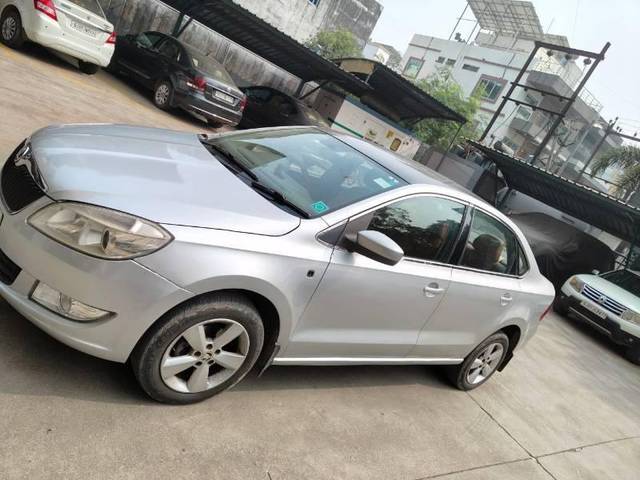 https://images10.gaadi.com/usedcar_image/4295112/original/processed_4acb29c0-b5d1-47e4-9ae4-395dc08b602e.jpeg?imwidth=6402