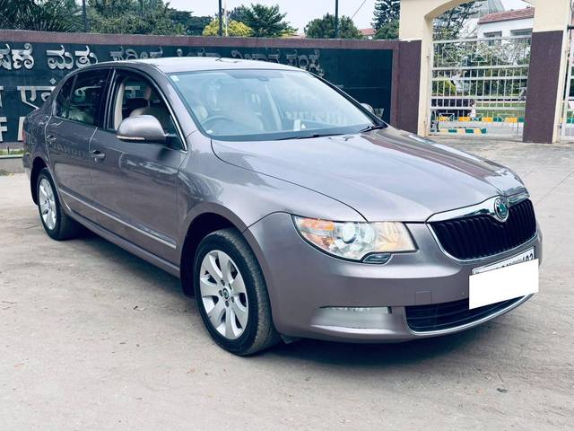 https://images10.gaadi.com/usedcar_image/4295256/original/processed_1e3edae4ae48dca3232580f7d8e0df81.jpg?imwidth=6400