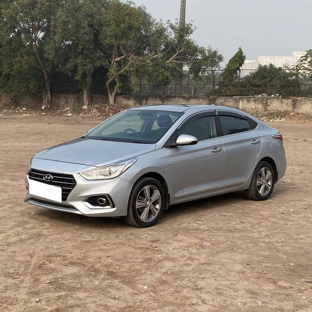 https://images10.gaadi.com/usedcar_image/4295337/original/processed_ef2fea3e9a0bc002fb6e704663f1c11e.jpg?imwidth=6400