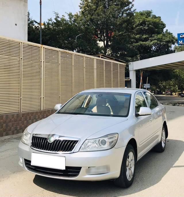 https://images10.gaadi.com/usedcar_image/4295483/original/processed_b9c028e13ce96dd8c25352d0855c5dab.jpg?imwidth=6402