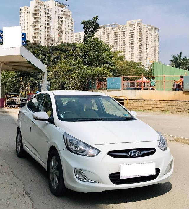 https://images10.gaadi.com/usedcar_image/4295486/original/processed_6a10589a0f0accc28500aff63c925f43.jpg?imwidth=6400