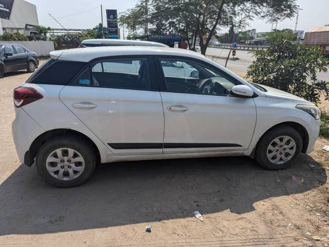 https://images10.gaadi.com/usedcar_image/4295508/original/processed_493cb837-4f63-4a96-8afb-0b780fe81f97.jpg?imwidth=6401