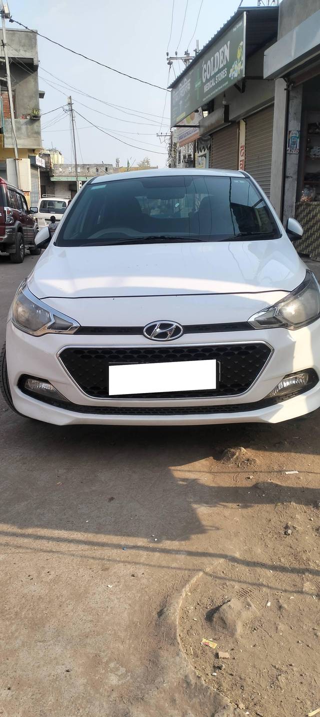 https://images10.gaadi.com/usedcar_image/4295649/original/processed_17b2662487c76ca04715fa539d1c4cd3.jpg?imwidth=6402