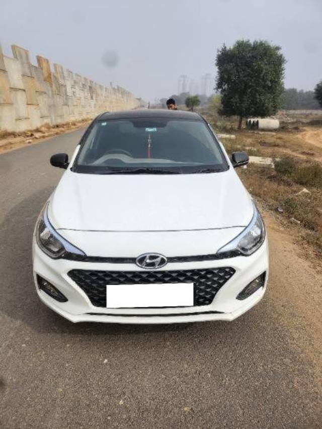 https://images10.gaadi.com/usedcar_image/4295663/original/30a15270f903cc3ee91b79a4273d0a4f.jpg?imwidth=6400