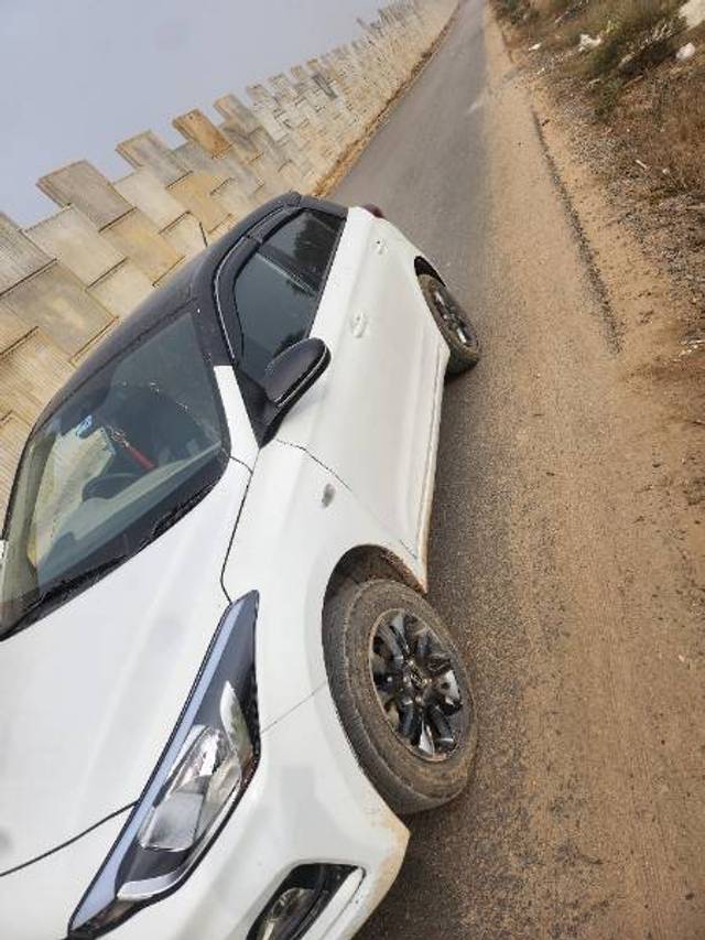 https://images10.gaadi.com/usedcar_image/4295663/original/7c7ee79c58819077afac946315ec31aa.jpg?imwidth=6402