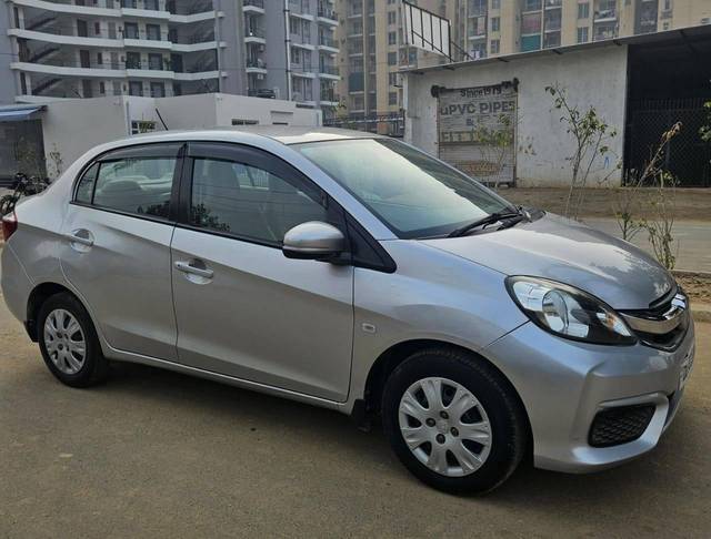 https://images10.gaadi.com/usedcar_image/4295724/original/processed_1ff6f6decb8fc3a8a940ef502cdb44c8.jpg?imwidth=6402