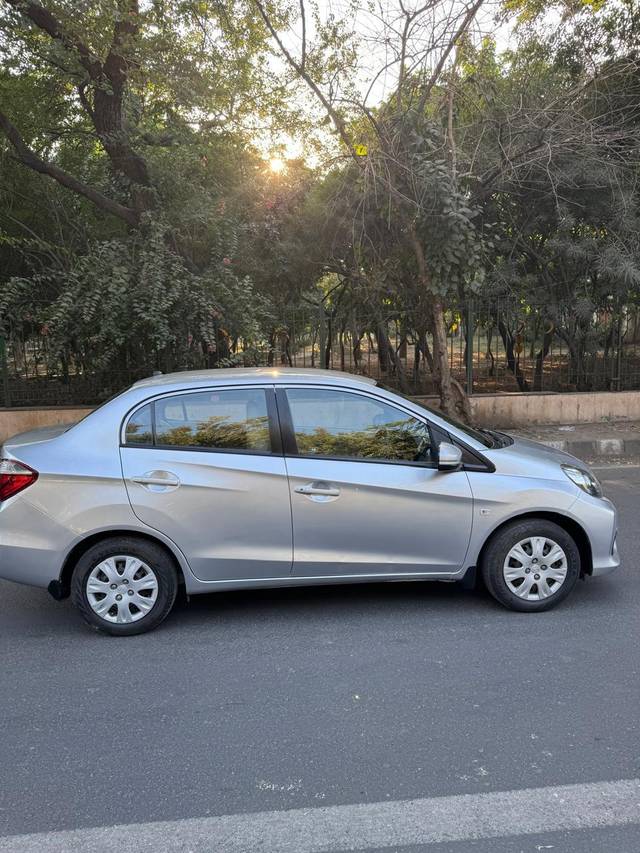 https://images10.gaadi.com/usedcar_image/4295857/original/processed_76b8b5a8f61cd1f7fa1425dee9c59724.jpg?imwidth=6401