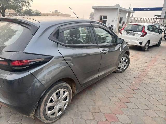 https://images10.gaadi.com/usedcar_image/4295907/original/processed_b3f22988-a6fb-4321-9c5a-a807f0b354be.jpg?imwidth=6402