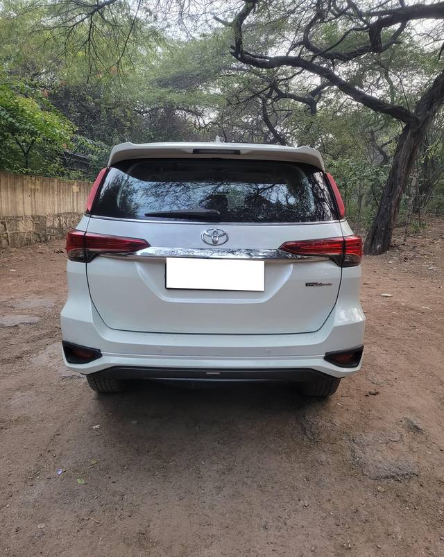 https://images10.gaadi.com/usedcar_image/4295932/original/processed_017f3cd487c9169724b678020c611255.jpg?imwidth=6402