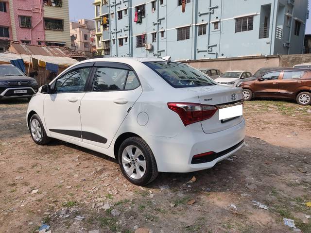 https://images10.gaadi.com/usedcar_image/4295965/original/processed_bbf88515f0f87c7abe489eb7ac9ff3bd.jpg?imwidth=6402