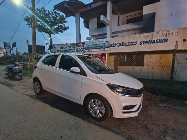 https://images10.gaadi.com/usedcar_image/4296264/original/processed_0a68143f-385f-4e65-a268-9977b92d77c8.jpg?imwidth=6401