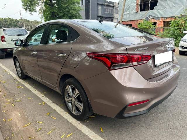 https://images10.gaadi.com/usedcar_image/4296265/original/processed_f9ed9621ae1dda588c16403aa84d3177.jpg?imwidth=6402