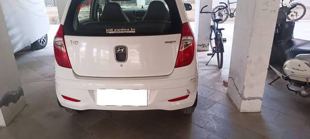 https://images10.gaadi.com/usedcar_image/4296333/original/processed_8bb8c075-df5b-44dd-8989-8c22f964e4de.jpg?imwidth=6402