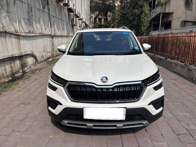 https://images10.gaadi.com/usedcar_image/4296368/original/processed_e33917999b16496efdca19ae93f6d284.jpg?imwidth=6400