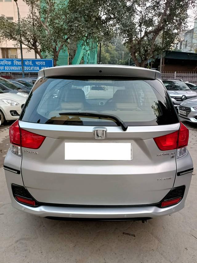 https://images10.gaadi.com/usedcar_image/4296419/original/processed_cc1535cbe0d74f96bc890549f10c0ab2.jpg?imwidth=6401