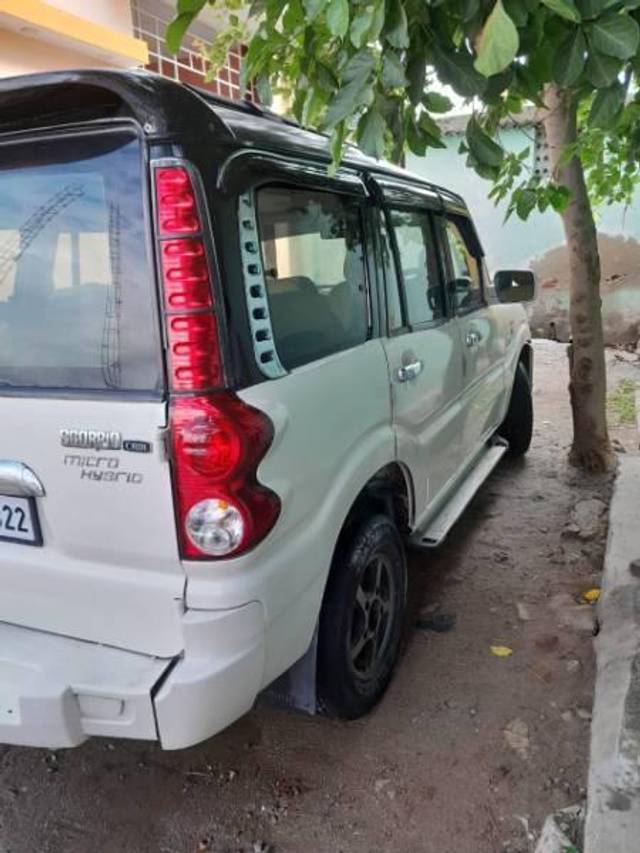 https://images10.gaadi.com/usedcar_image/4296755/original/processed_00b3a81a-228e-4a77-a143-47a0d4f5e1c8.jpg?imwidth=6401