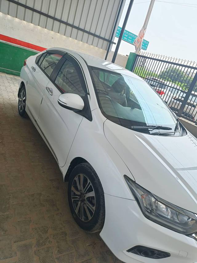 https://images10.gaadi.com/usedcar_image/4297034/original/processed_a874cf0c70589767e798e29431123079.jpg?imwidth=6401