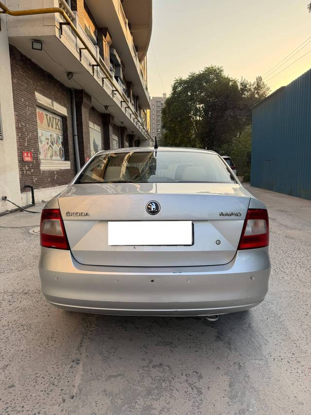 https://images10.gaadi.com/usedcar_image/4297058/original/processed_4b0ed13edad3b48feaed07cc5850c037.jpg?imwidth=6402