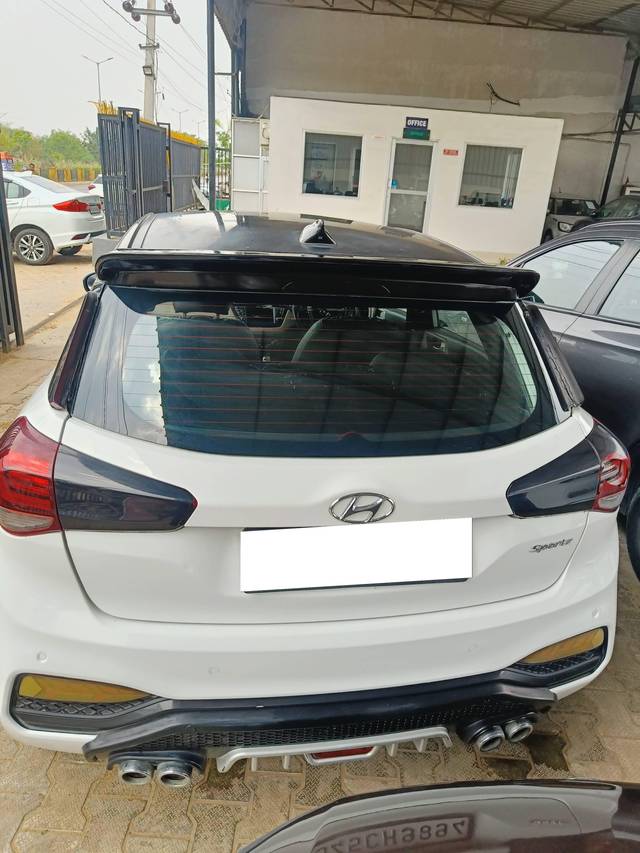 https://images10.gaadi.com/usedcar_image/4297069/original/processed_1561f965ba15c25cb9ffed26952109ee.jpg?imwidth=6401