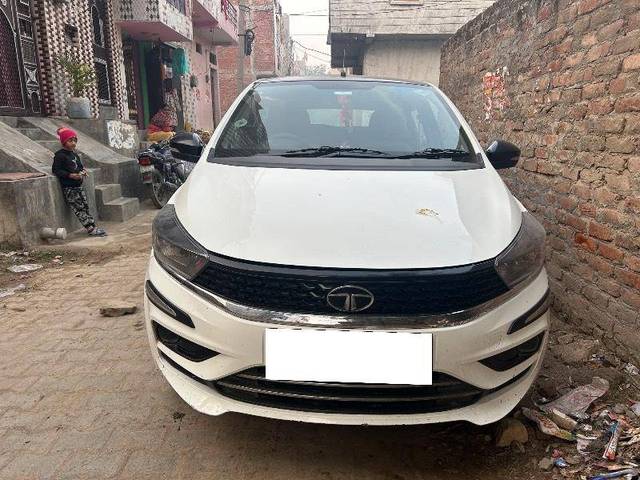 https://images10.gaadi.com/usedcar_image/4297127/original/334354280fe052fb0894df64bbebc2c5.jpg?imwidth=6401