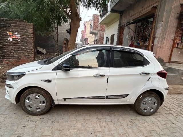 https://images10.gaadi.com/usedcar_image/4297127/original/468f898a48ecddd2d28e6151a234b664.jpg?imwidth=6402